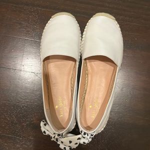 Kate spade flats with a cute hearted navy knot